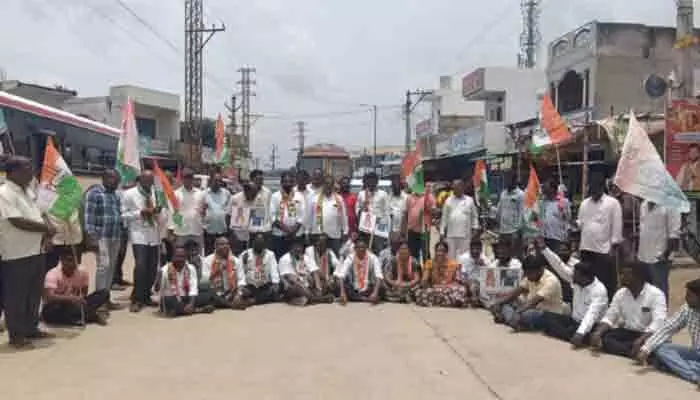 రాహుల్ గాంధీ అరెస్టును ఖండిస్తూ ఖిల్లా గణపురంలో కాంగ్రెస్ రాస్తారోకో రాహుల్ గాంధీ అరెస్టును ఖండిస్తూ ఖిల్లా గణపురంలో కాంగ్రెస్ రాస్తారోకో