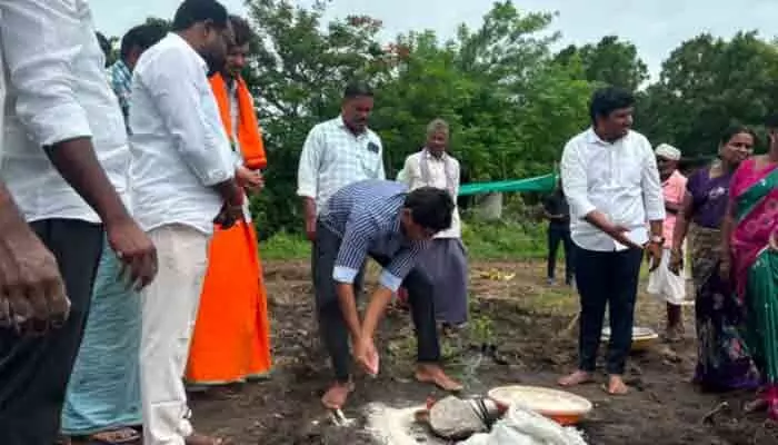 మహిళా సంఘ భవనానికి ఎమ్మెల్యే డా.కల్వకుంట్ల సంజయ్ భూమిపూజ మహిళా సంఘ భవనానికి ఎమ్మెల్యే డా.కల్వకుంట్ల సంజయ్ భూమిపూజ