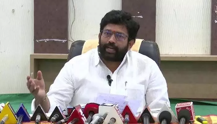 జక్కంపూడి రాజాపై ఎస్సీ, ఎస్టీ కేసు నమోదు.. నోటీసులు జారీ జక్కంపూడి రాజాపై ఎస్సీ, ఎస్టీ కేసు నమోదు.. నోటీసులు జారీ