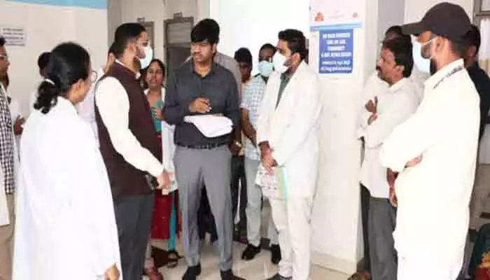 జిల్లా జనరల్ ఆసుపత్రిపై కలెక్టర్ ఆకస్మిక తనిఖీ జిల్లా జనరల్ ఆసుపత్రిపై కలెక్టర్ ఆకస్మిక తనిఖీ