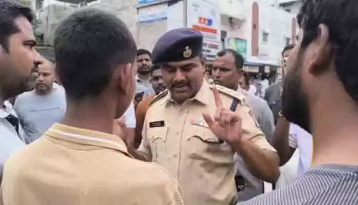 రాజేందర్ రెడ్డి మృతికి కారకులను అరెస్ట్ చేయాలని ఆందోళన రాజేందర్ రెడ్డి మృతికి కారకులను అరెస్ట్ చేయాలని ఆందోళన