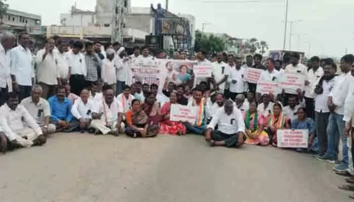 రాహుల్ గాంధీకి సంఘీభావంగా ముల్కనూరులో కాంగ్రెస్ నిరసన రాహుల్ గాంధీకి సంఘీభావంగా ముల్కనూరులో కాంగ్రెస్ నిరసన