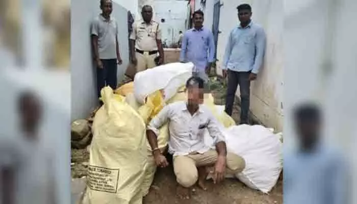 భూపాలపల్లిలో నిషేధిత పొగాకు ఉత్పత్తులపై సీసీఎస్ దాడులు భూపాలపల్లిలో నిషేధిత పొగాకు ఉత్పత్తులపై సీసీఎస్ దాడులు