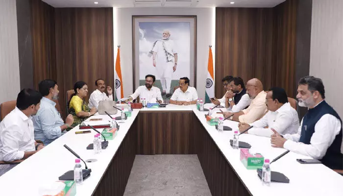 కేంద్ర జల శక్తి శాఖ మంత్రి సీఆర్ పాటిల్తో తెలంగాణ బీజేపీ ఎంపీలు భేటీ కేంద్ర జల శక్తి శాఖ మంత్రి సీఆర్ పాటిల్తో తెలంగాణ బీజేపీ ఎంపీలు భేటీ