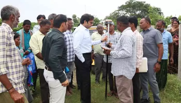 కరకవాగులో భూ రీ-సర్వే పనులను క్షేత్రస్థాయిలో పరిశీలించిన జిల్లా కలెక్టర్ అంకిత్ కరకవాగులో భూ రీ-సర్వే పనులను క్షేత్రస్థాయిలో పరిశీలించిన జిల్లా కలెక్టర్ అంకిత్