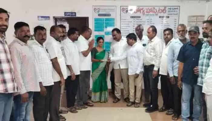 రెండుసార్లు సర్పంచ్గా సేవలు... నేడు వైద్యం కోసం ఇతరుల సాయమే దిక్కు రెండుసార్లు సర్పంచ్గా సేవలు... నేడు వైద్యం కోసం ఇతరుల సాయమే దిక్కు