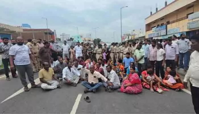 రణరంగంగా మారిన గుండ్లపల్లి గ్రామం రణరంగంగా మారిన గుండ్లపల్లి గ్రామం