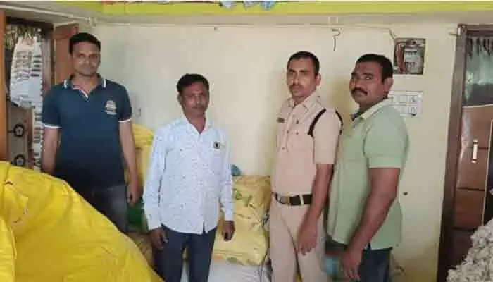 6 క్వింటాళ్ల పీడీఎస్ బియ్యం స్వాధీనం 6 క్వింటాళ్ల పీడీఎస్ బియ్యం స్వాధీనం
