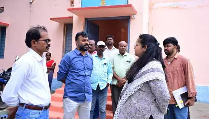 ఆవరణ చుట్టూ మొక్కలు నాటించాలి : కలెక్టర్ ప్రతిమా సింగ్ ఆవరణ చుట్టూ మొక్కలు నాటించాలి : కలెక్టర్ ప్రతిమా సింగ్