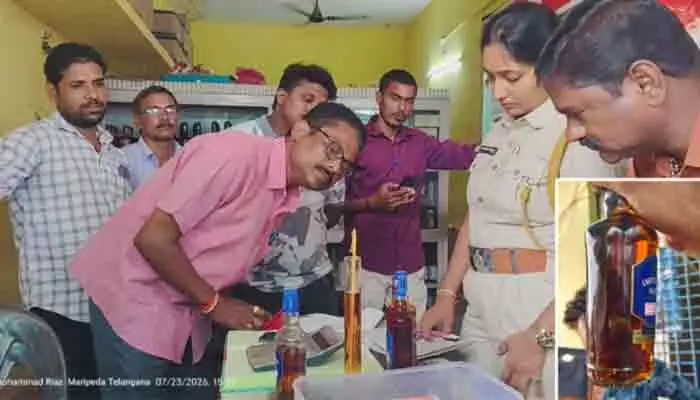 మద్యం సీసాలో అట్ట ముక్క..! మద్యం సీసాలో అట్ట ముక్క..!