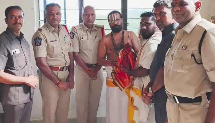 తిరుమలలో ఆంజనేయస్వామి విగ్రహం చోరీ.. నిందితుడు అరెస్ట్ తిరుమలలో ఆంజనేయస్వామి విగ్రహం చోరీ.. నిందితుడు అరెస్ట్