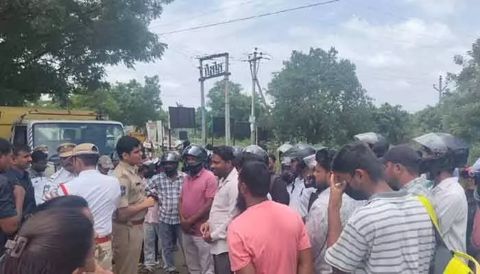 హెల్మెట్ ధరిస్తేనే ప్రాణాలు సురక్షితం : ట్రాఫిక్ డీసీపీ హెల్మెట్ ధరిస్తేనే ప్రాణాలు సురక్షితం : ట్రాఫిక్ డీసీపీ