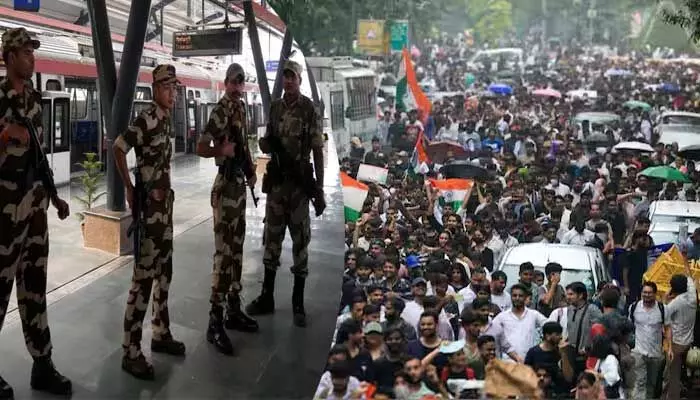 ఢిల్లీలో టెన్షన్.. టెన్షన్.. దుకాణాలు, కార్యాలయాలు మూసివేత ఢిల్లీలో టెన్షన్.. టెన్షన్.. దుకాణాలు, కార్యాలయాలు మూసివేత