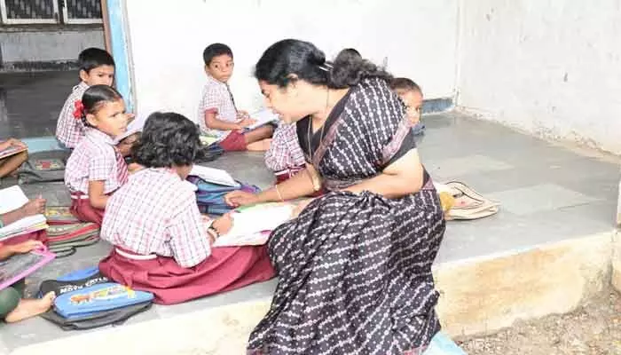 టీచర్ గా మారిన కలెక్టర్ టీచర్ గా మారిన కలెక్టర్