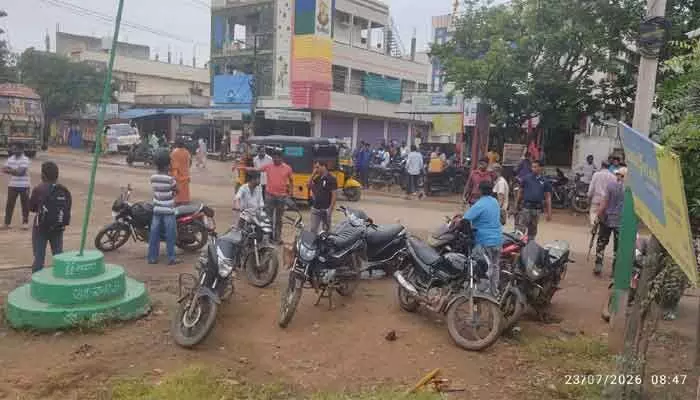 చర్లలో పోలీసుల ప్రత్యేక డ్రైవ్.. ట్రాఫిక్ నిబంధనలు తప్పనిసరిగా పాటించాలి చర్లలో పోలీసుల ప్రత్యేక డ్రైవ్.. ట్రాఫిక్ నిబంధనలు తప్పనిసరిగా పాటించాలి