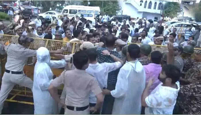 Breaking: ఢిల్లీలో రాహుల్ గాంధీ నివాసం వద్ద తీవ్ర ఉద్రిక్తత.. Breaking: ఢిల్లీలో రాహుల్ గాంధీ నివాసం వద్ద తీవ్ర ఉద్రిక్తత..