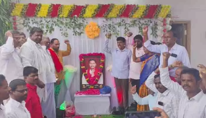 సమాజాన్ని ప్రేమించిన వ్యక్తి కామ్రేడ్ బొల్లెద్దుల శ్రీనివాస్ సమాజాన్ని ప్రేమించిన వ్యక్తి కామ్రేడ్ బొల్లెద్దుల శ్రీనివాస్