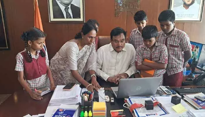 బ్రిక్స్ అంతర్జాతీయ వేదికపై మెరిసిన సర్కారీ బడి విద్యార్థులు బ్రిక్స్ అంతర్జాతీయ వేదికపై మెరిసిన సర్కారీ బడి విద్యార్థులు