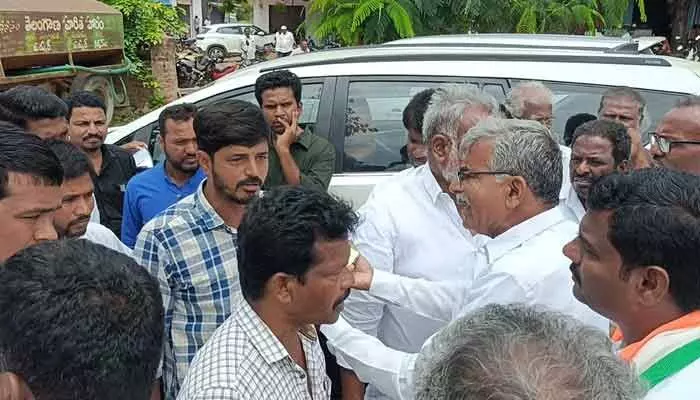 చామల VS కొమ్మూరి : కాంగ్రెస్లో వర్గపోరు బహిర్గతం..! చామల VS కొమ్మూరి : కాంగ్రెస్లో వర్గపోరు బహిర్గతం..!