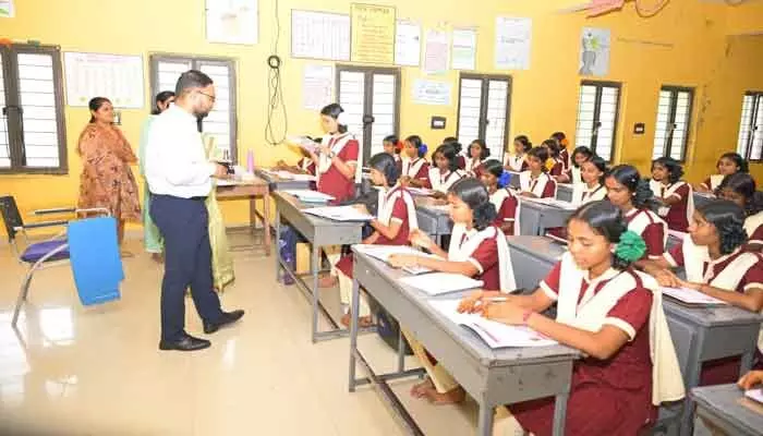 గురుకుల పాఠశాలను ఆకస్మికంగా తనిఖీ చేసిన జిల్లా కలెక్టర్ తేజస్ నంద్ లాల్ పవార్ గురుకుల పాఠశాలను ఆకస్మికంగా తనిఖీ చేసిన జిల్లా కలెక్టర్ తేజస్ నంద్ లాల్ పవార్
