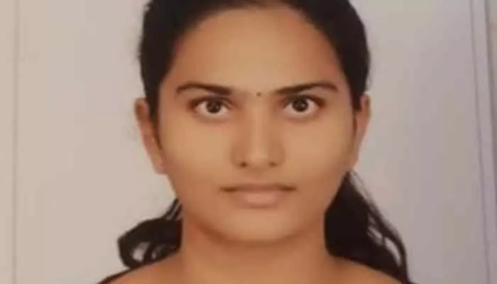 పేద విద్యార్థిని ఉన్నత చదువులకు మంత్రి కోమటిరెడ్డి భరోసా పేద విద్యార్థిని ఉన్నత చదువులకు మంత్రి కోమటిరెడ్డి భరోసా