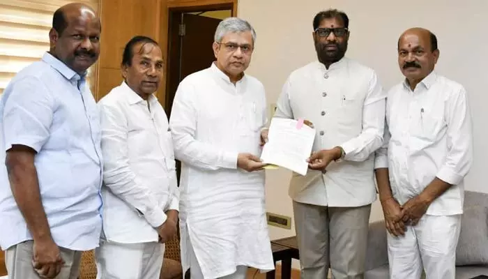 బుల్లెట్ ట్రైన్కు జహీరాబాద్ స్టాప్ ఇవ్వాలి.. కేంద్ర రైల్వే మంత్రిని కలిసిన బీఆర్ఎస్ బృందం బుల్లెట్ ట్రైన్కు జహీరాబాద్ స్టాప్ ఇవ్వాలి.. కేంద్ర రైల్వే మంత్రిని కలిసిన బీఆర్ఎస్ బృందం