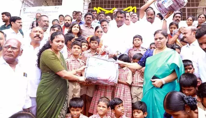 గురుకులాల్లో కార్పొరేట్ విద్యా ప్రమాణాలు.. మంత్రి అడ్లూరి లక్ష్మణ్ గురుకులాల్లో కార్పొరేట్ విద్యా ప్రమాణాలు.. మంత్రి అడ్లూరి లక్ష్మణ్