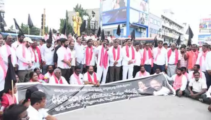 యువతపై కేంద్రం పాశవిక దాడులను ఖండించాలి యువతపై కేంద్రం పాశవిక దాడులను ఖండించాలి