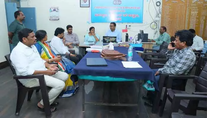 భూ రీ-సర్వేను పారదర్శకంగా నిర్వహిస్తాం : కలెక్టర్ భూ రీ-సర్వేను పారదర్శకంగా నిర్వహిస్తాం : కలెక్టర్