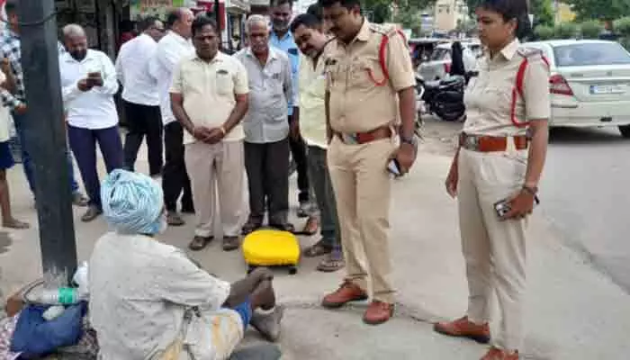 వికలాంగుడికి చేయూత.. మానవత్వం చాటుకున్న వెల్డర్ వికలాంగుడికి చేయూత.. మానవత్వం చాటుకున్న వెల్డర్
