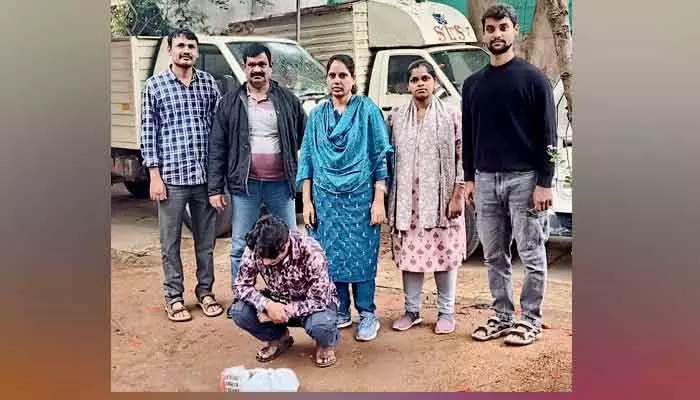 పాన్ షాపులో గంజాయి అమ్మకాలు.. పాన్ షాపులో గంజాయి అమ్మకాలు..