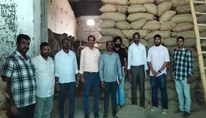 సూర్యాపేటలో భారీ ధాన్యం అక్రమాలు వెలుగులోకి.. సూర్యాపేటలో భారీ ధాన్యం అక్రమాలు వెలుగులోకి..