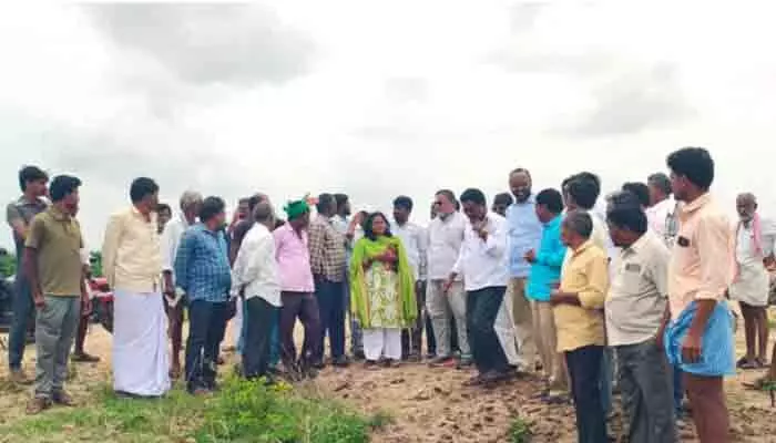 అక్రమ చేపల చెరువు నిర్మాణంపై అధికారుల పరిశీలన అక్రమ చేపల చెరువు నిర్మాణంపై అధికారుల పరిశీలన