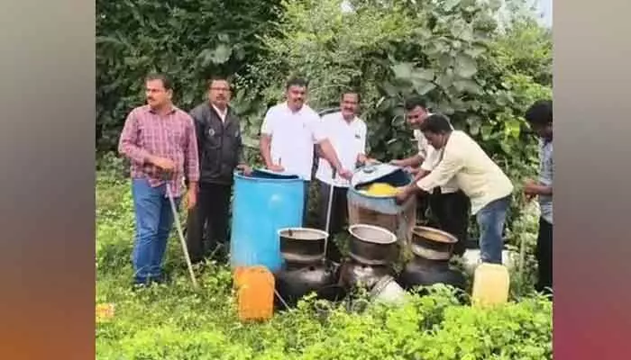 పెంబి, ఇటిక్యాల తండాల పై ఎక్సైజ్ దాడులు పెంబి, ఇటిక్యాల తండాల పై ఎక్సైజ్ దాడులు