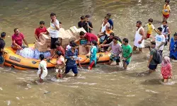 వదలని వరదలు ఆరుగురు మృతితో 47 కి చేరిన మృతుల సంఖ్య వదలని వరదలు ఆరుగురు మృతితో 47 కి చేరిన మృతుల సంఖ్య