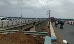 ఇంకెన్నేళ్లు ఈ నిరీక్షణ?.. గోదావరి కొత్త వారధి మరమ్మతుల్లో తీవ్ర జాప్యం ఇంకెన్నేళ్లు ఈ నిరీక్షణ?.. గోదావరి కొత్త వారధి మరమ్మతుల్లో తీవ్ర జాప్యం