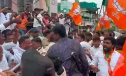 నర్సంపేటలో కాంగ్రెస్–బీజేపీ శ్రేణుల మధ్య ఉద్రిక్తత నర్సంపేటలో కాంగ్రెస్–బీజేపీ శ్రేణుల మధ్య ఉద్రిక్తత