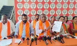 అధికారులపై షాడో కౌన్సిలర్లు ఒత్తిళ్లు ఆపాలి.. బీజేపీ కౌన్సిలర్ల ఆరోపణ అధికారులపై షాడో కౌన్సిలర్లు ఒత్తిళ్లు ఆపాలి.. బీజేపీ కౌన్సిలర్ల ఆరోపణ