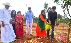 కేటీఆర్‌ను ఆశీర్వదించిన కేసీఆర్