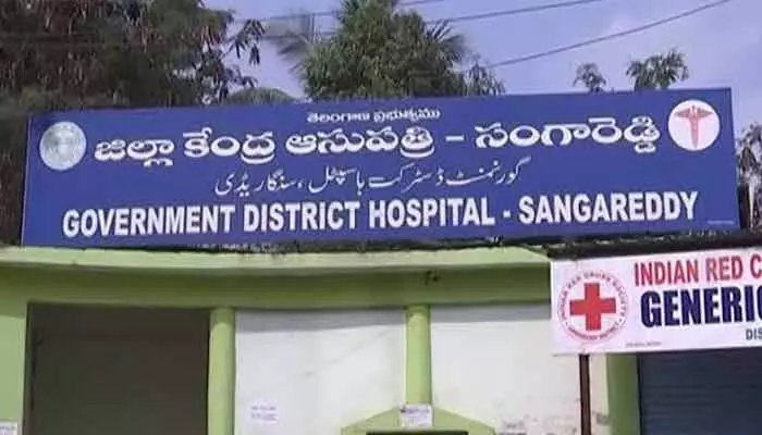రిజిస్టర్లో సంతకం మాత్రమే ఉంది.. ఆస్పత్రిలో డాక్టర్ లేడు..? రిజిస్టర్లో సంతకం మాత్రమే ఉంది.. ఆస్పత్రిలో డాక్టర్ లేడు..?