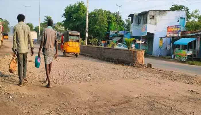 మంత్రుల పర్యటనలు ఉంటేనే రోడ్లకు మోక్షమా..? ప్రజల తిప్పలు పట్టవా? మంత్రుల పర్యటనలు ఉంటేనే రోడ్లకు మోక్షమా..? ప్రజల తిప్పలు పట్టవా?
