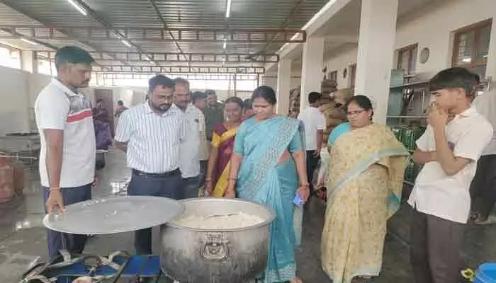 విద్యార్థులకు నాణ్యమైన భోజనం అందించాలి:ఎంపీడీవో బానోత్ పద్మ విద్యార్థులకు నాణ్యమైన భోజనం అందించాలి:ఎంపీడీవో బానోత్ పద్మ