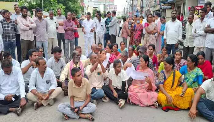 ఇదేనా ప్రజా పాలన?.. మాజీ సర్పంచ్ భర్త మృతిపై జనాగ్రహం ఇదేనా ప్రజా పాలన?.. మాజీ సర్పంచ్ భర్త మృతిపై జనాగ్రహం
