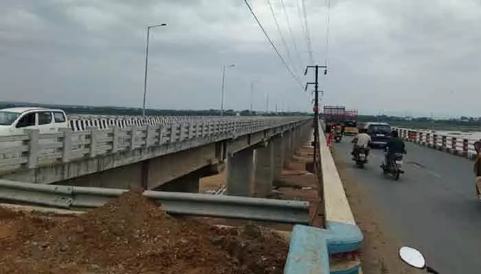 ఇంకెన్నేళ్లు ఈ నిరీక్షణ?.. గోదావరి కొత్త వారధి మరమ్మతుల్లో తీవ్ర జాప్యం ఇంకెన్నేళ్లు ఈ నిరీక్షణ?.. గోదావరి కొత్త వారధి మరమ్మతుల్లో తీవ్ర జాప్యం
