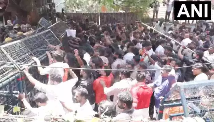 పీఎస్సీ పరీక్షల్లో అవకతవకలు.. కేరళలో బీజేపీ యువమోర్చా ఆందోళన పీఎస్సీ పరీక్షల్లో అవకతవకలు.. కేరళలో బీజేపీ యువమోర్చా ఆందోళన