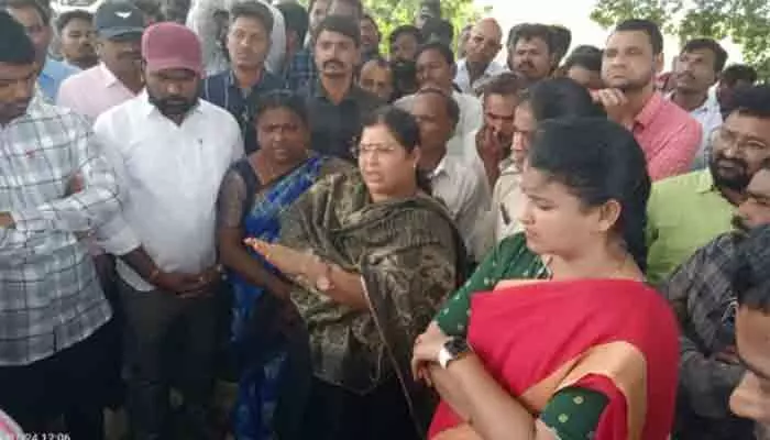 నారాయణపూర్ చెరువు కట్టను పరిశీలించిన స్పెషల్ డిప్యూటీ కలెక్టర్ బండి రాజేశ్వరి నారాయణపూర్ చెరువు కట్టను పరిశీలించిన స్పెషల్ డిప్యూటీ కలెక్టర్ బండి రాజేశ్వరి