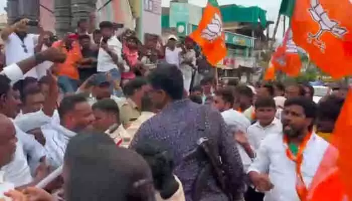 నర్సంపేటలో కాంగ్రెస్–బీజేపీ శ్రేణుల మధ్య ఉద్రిక్తత నర్సంపేటలో కాంగ్రెస్–బీజేపీ శ్రేణుల మధ్య ఉద్రిక్తత