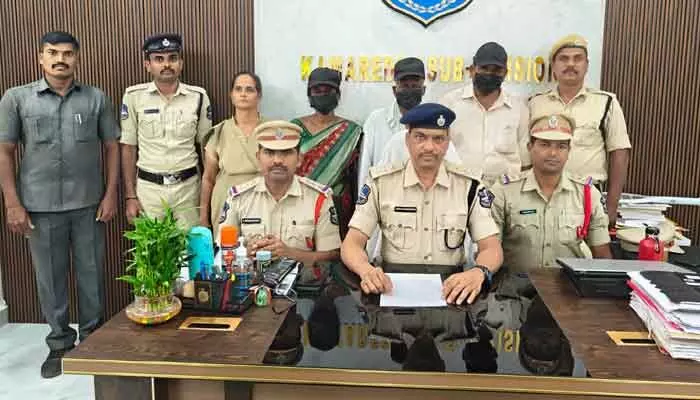 నకిలీ పత్రాలతో భూమి అక్రమ రిజిస్ట్రేషన్.. ముగ్గురు అరెస్ట్ నకిలీ పత్రాలతో భూమి అక్రమ రిజిస్ట్రేషన్.. ముగ్గురు అరెస్ట్