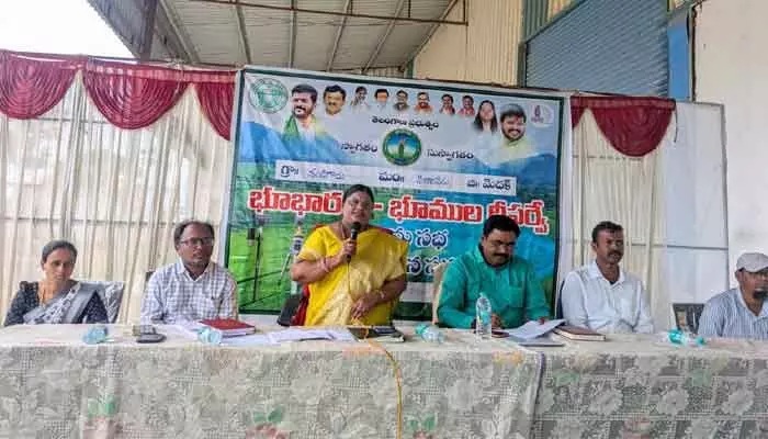 రీ సర్వేతో భూముల సమస్యలకు పరిష్కారం : ఆర్డీవో రమాదేవి రీ సర్వేతో భూముల సమస్యలకు పరిష్కారం : ఆర్డీవో రమాదేవి