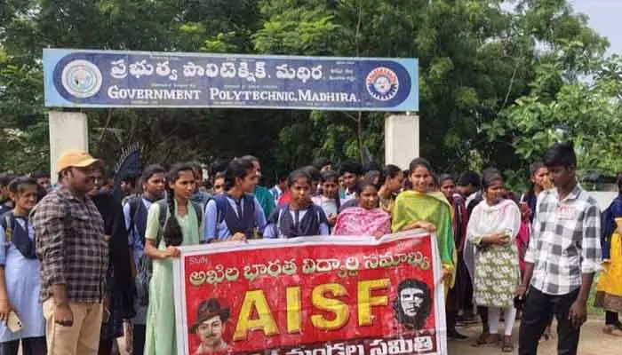 విద్యార్థుల గొంతు నొక్కితే సహించేది లేదు: ఏఎస్ఎఫ్ఐ జిల్లా అధ్యక్షుడు విద్యార్థుల గొంతు నొక్కితే సహించేది లేదు: ఏఎస్ఎఫ్ఐ జిల్లా అధ్యక్షుడు